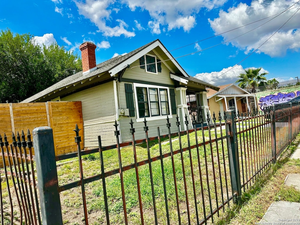 view of front of property with a front lawn