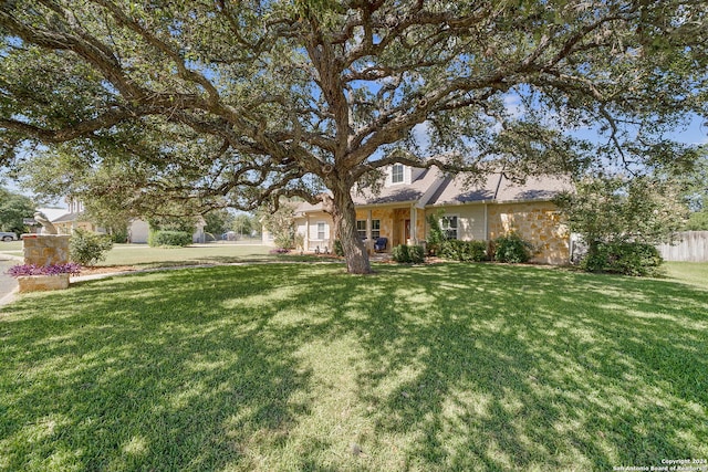 view of front facade featuring a front lawn