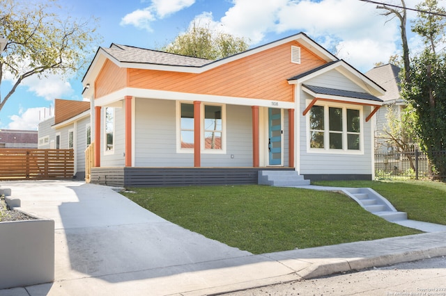 view of front facade featuring a porch and a front lawn