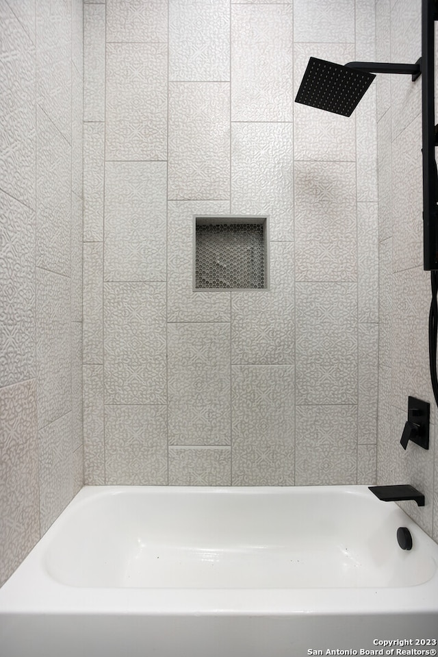 bathroom featuring tiled shower / bath