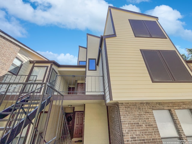 exterior space featuring a balcony