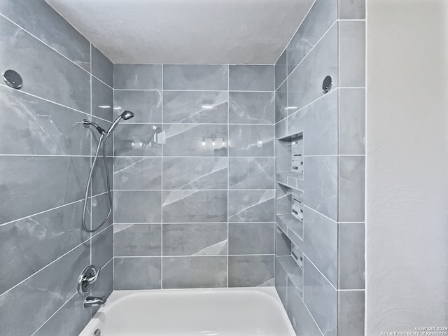 bathroom with tiled shower / bath combo