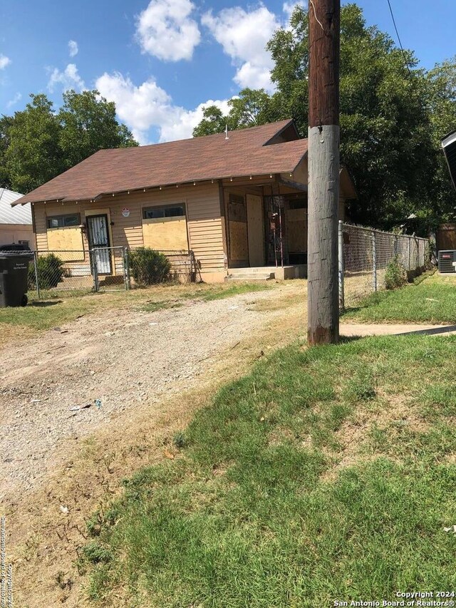 view of front of home with a front lawn