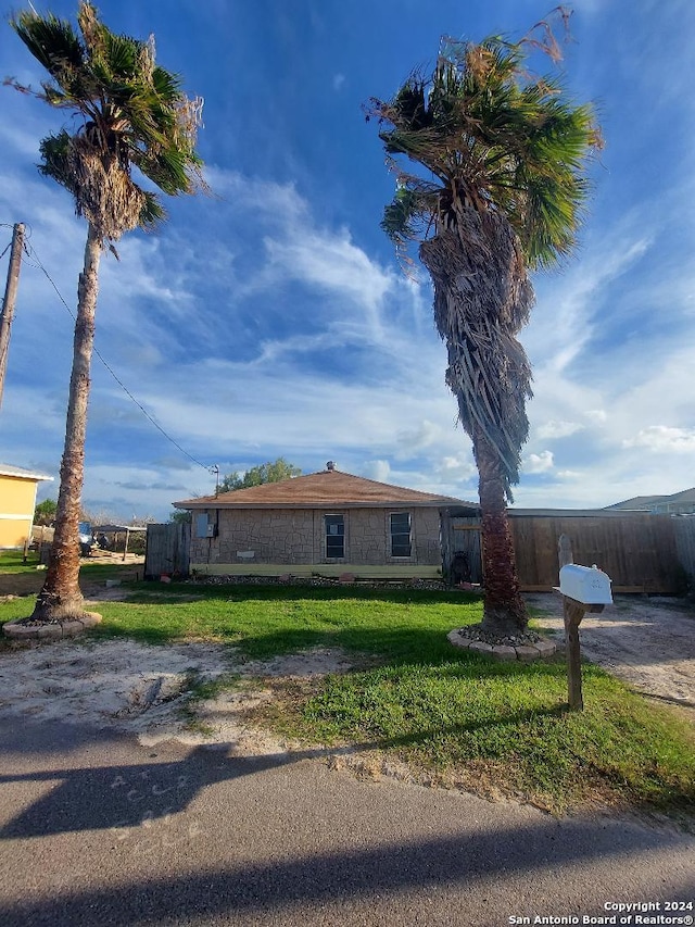 view of front of house featuring a front lawn