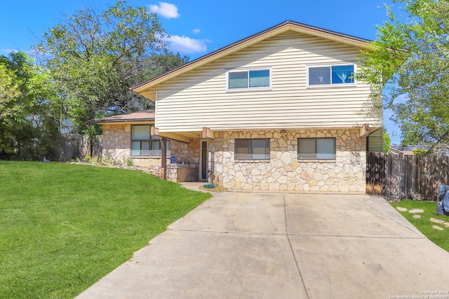 view of front of property with a front yard