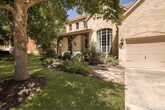 view of front facade featuring a front lawn