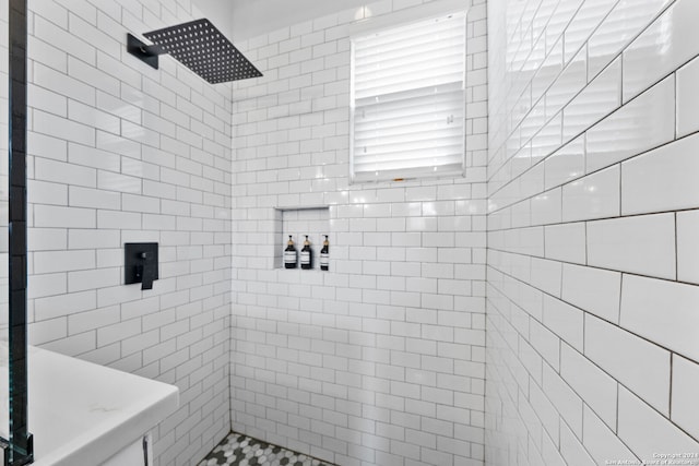 bathroom featuring a tile shower