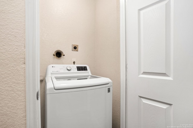 laundry area featuring washer / dryer