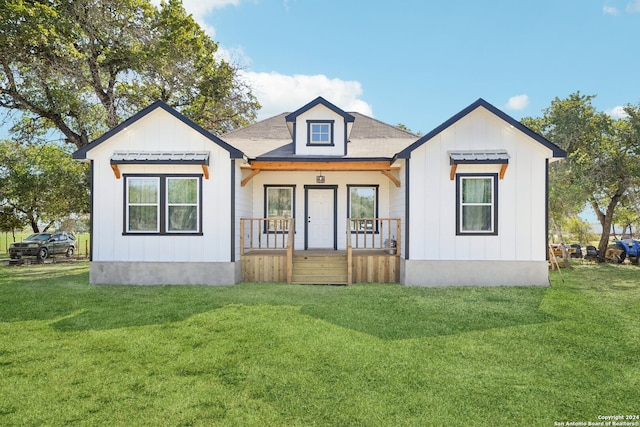 view of front of home featuring a front lawn