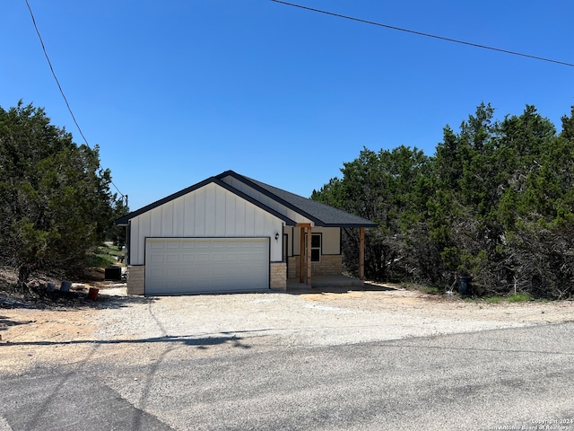 view of front facade with a garage