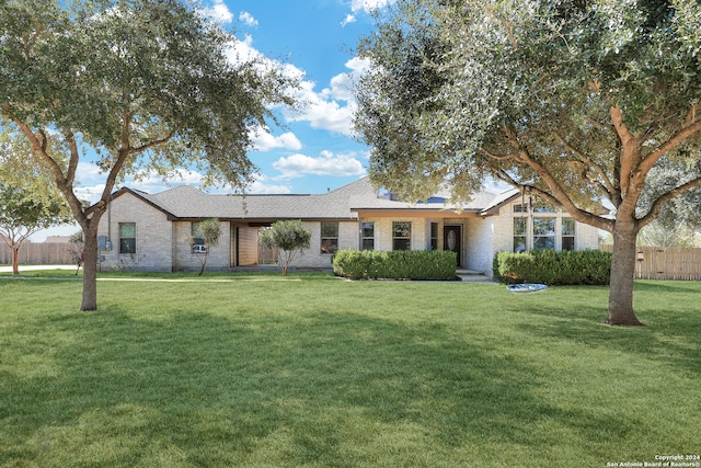 single story home with a front lawn