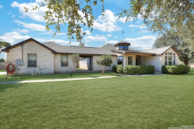 single story home featuring a front yard