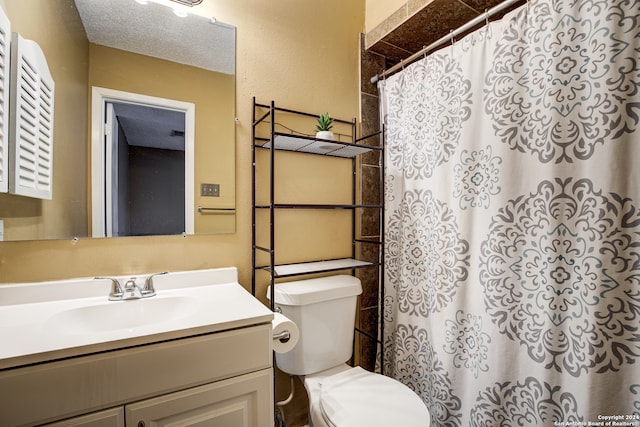 bathroom with a shower with shower curtain, vanity, and toilet