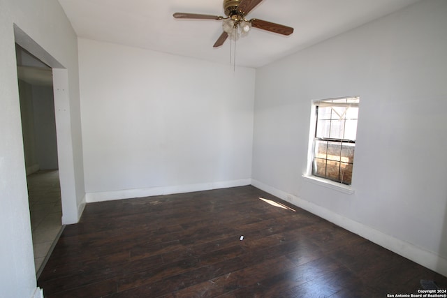 empty room featuring dark hardwood / wood-style floors and ceiling fan