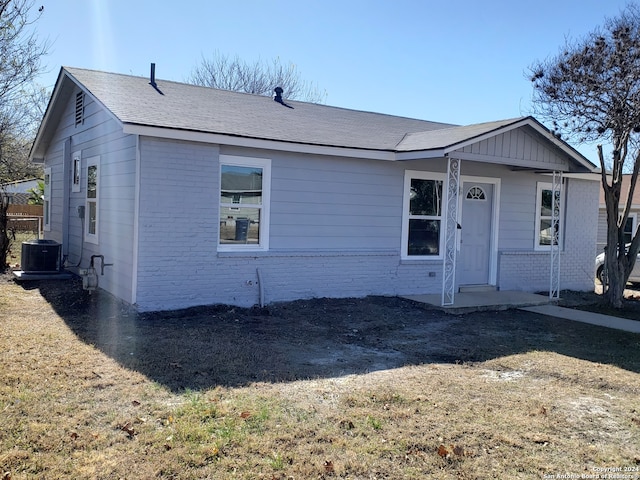 view of front facade with central AC and a front yard