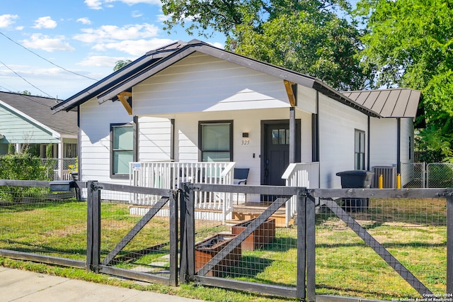 view of front facade featuring a front yard and covered porch