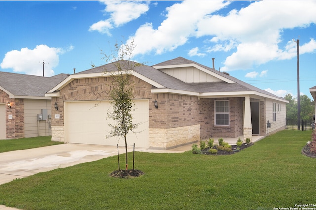 view of front facade featuring a garage and a front yard