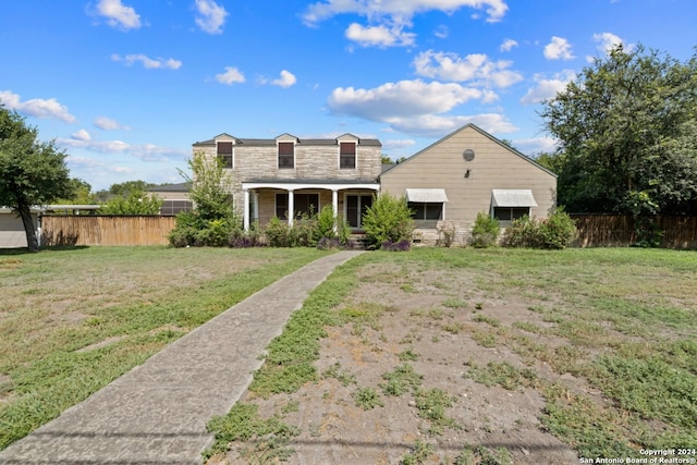 view of front of property featuring a front yard