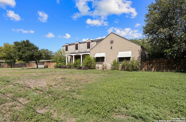 exterior space featuring a front yard