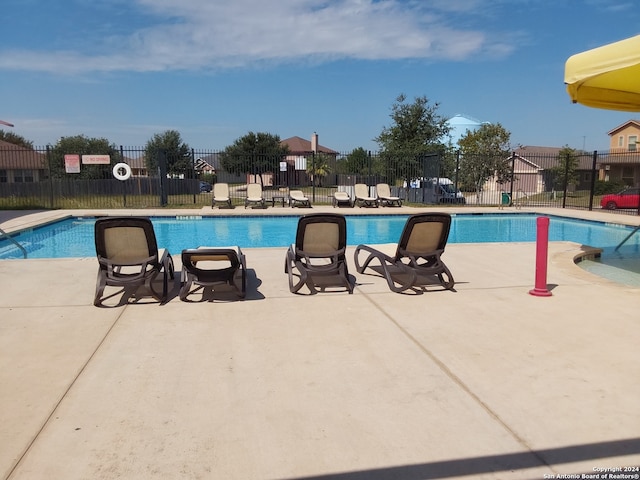 view of swimming pool featuring a patio