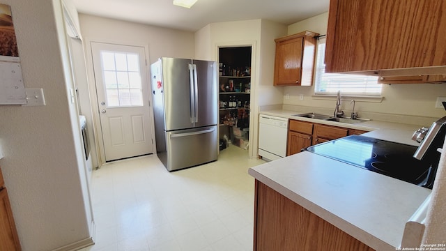 kitchen with appliances with stainless steel finishes, sink, and kitchen peninsula