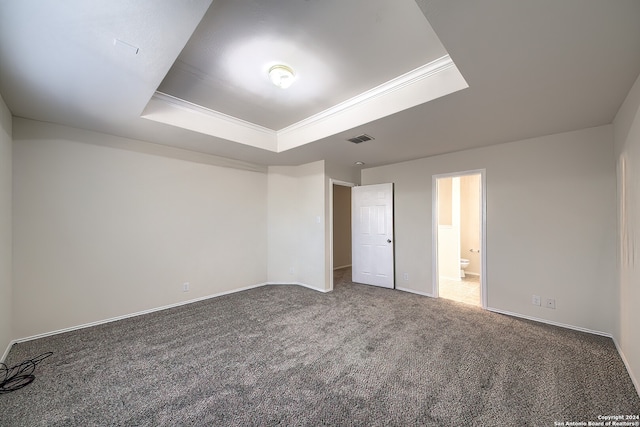 spare room featuring carpet floors, ornamental molding, and a tray ceiling