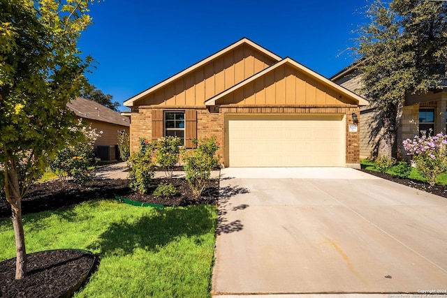 craftsman house featuring central AC, a front lawn, and a garage