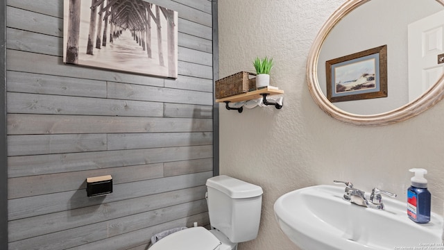 bathroom featuring toilet and sink