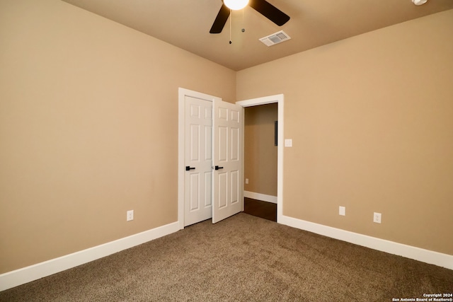 carpeted empty room featuring ceiling fan