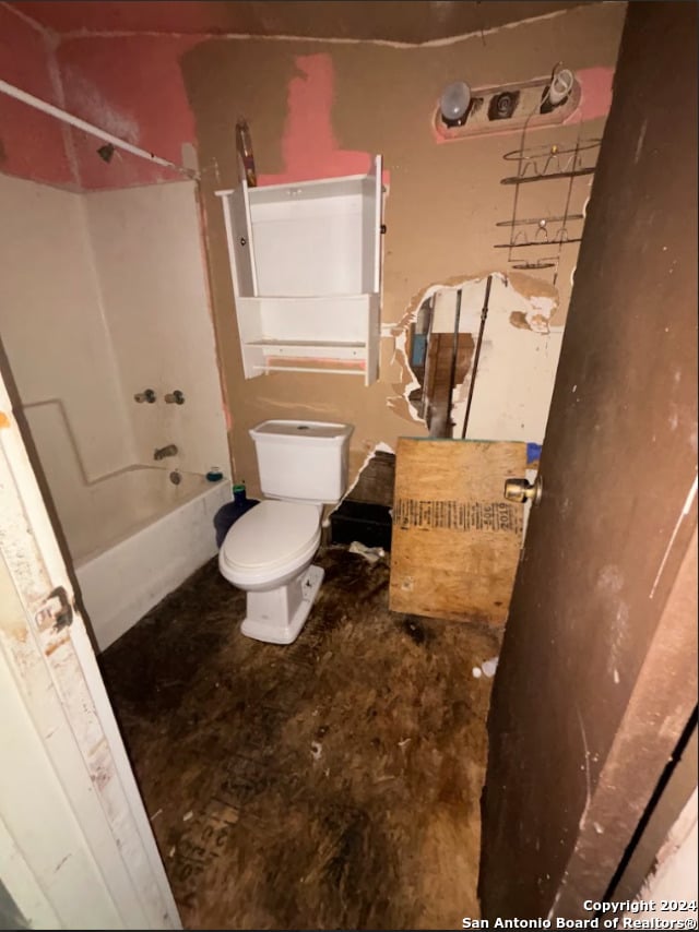 full bathroom featuring toilet and shower / bath combination