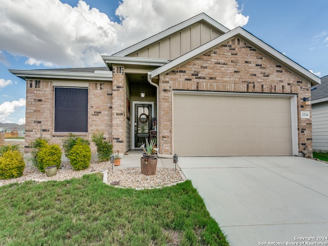 view of front of house featuring a front yard and a garage