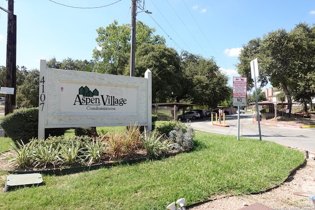 community sign featuring a yard