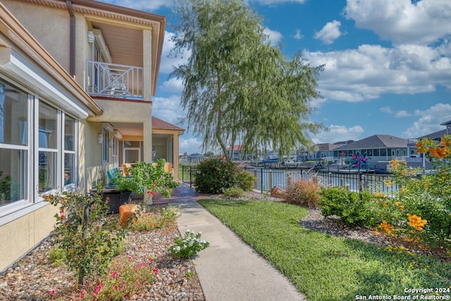 view of yard featuring a water view