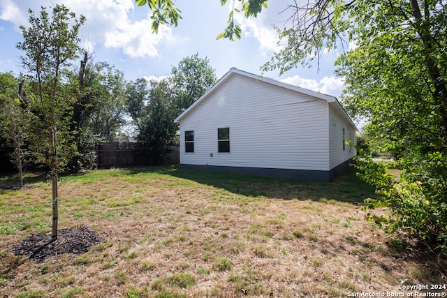 view of side of property featuring a lawn