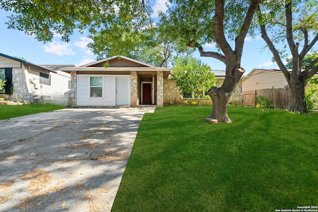 single story home featuring a front lawn