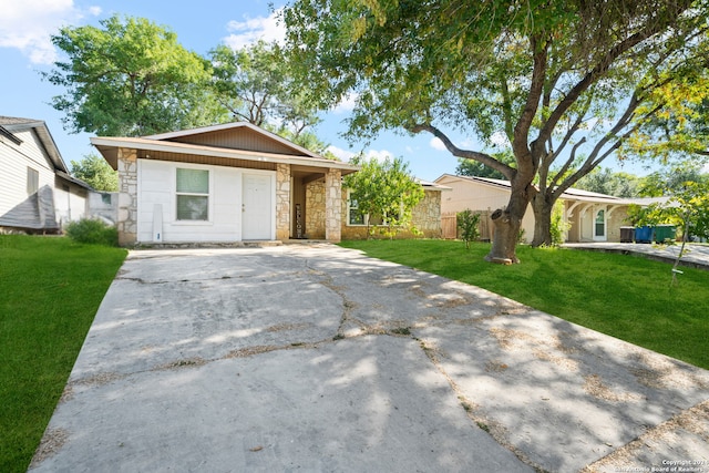 single story home with a front lawn