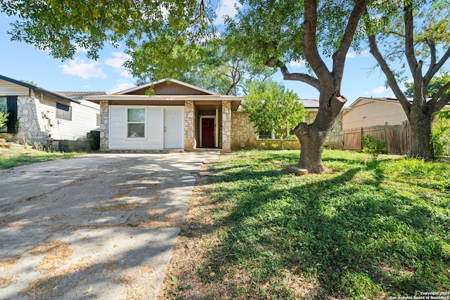 ranch-style house featuring a front yard