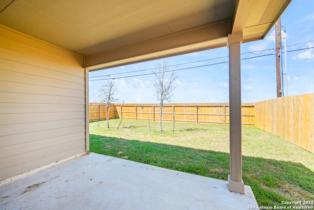 view of yard featuring a patio area