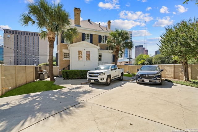 view of front of property