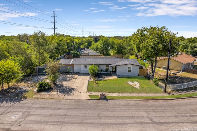 view of front of property with a front yard