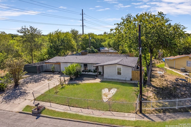 single story home featuring a front lawn