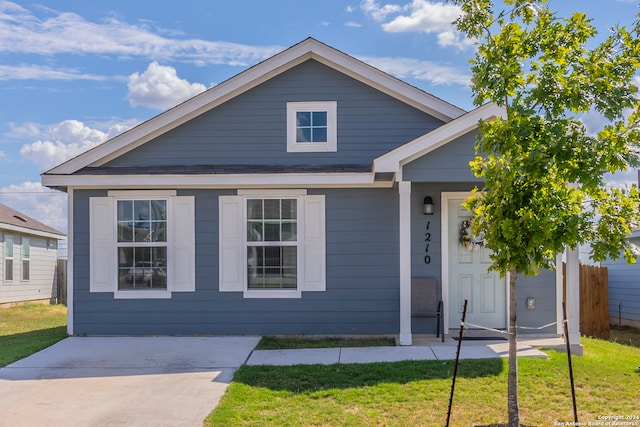 view of front of property with a front lawn