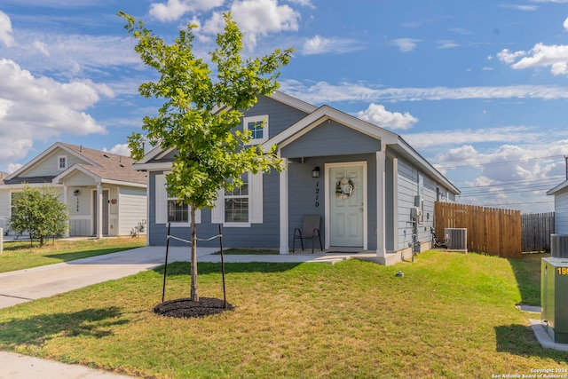 view of front of house featuring central air condition unit and a front yard