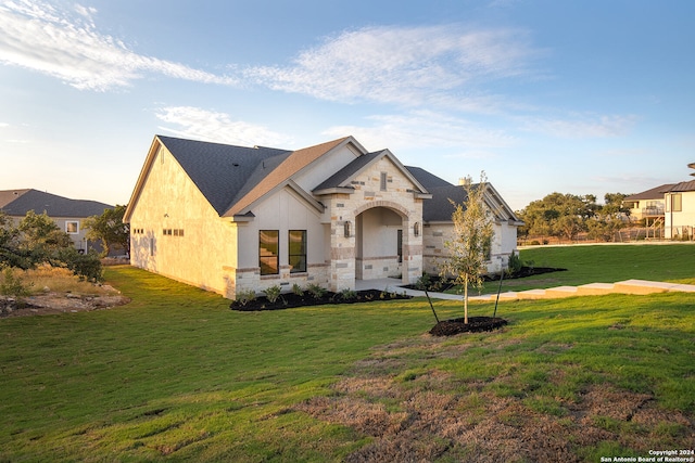 view of front of property featuring a front lawn