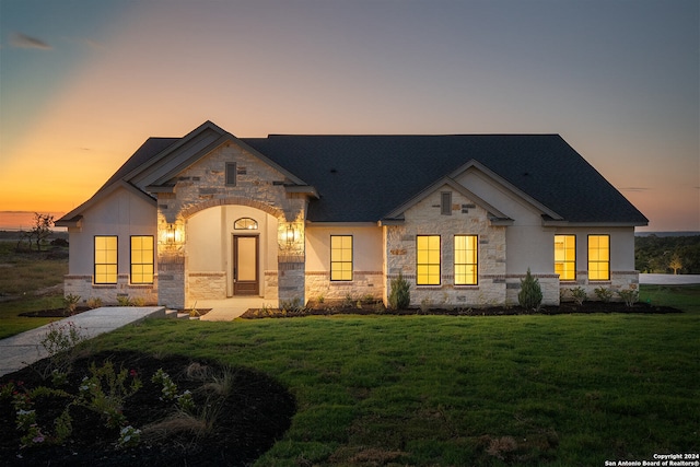 view of front of home featuring a lawn