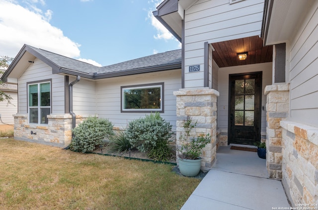 property entrance featuring a yard