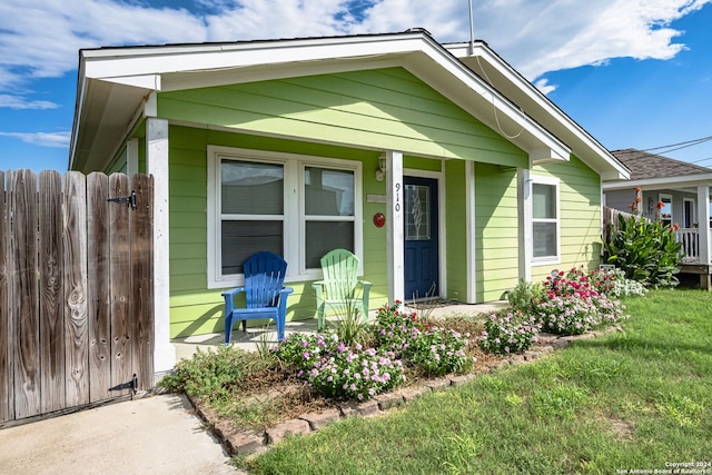 view of front of property featuring a front yard and covered porch