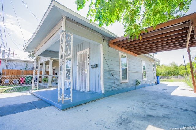 entrance to property featuring a patio