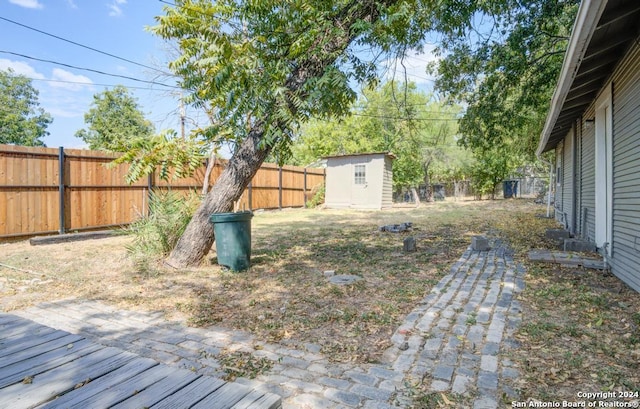 view of yard featuring a storage unit