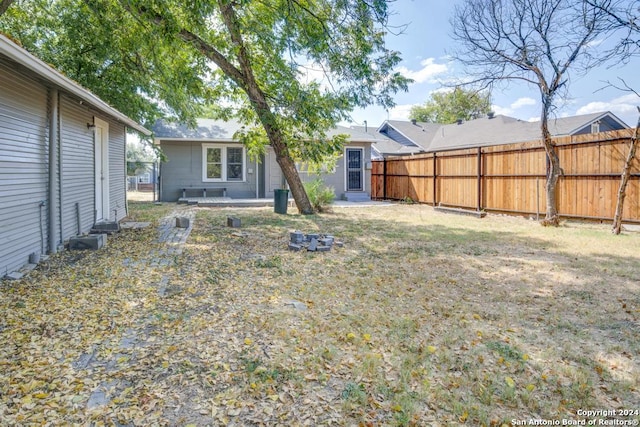 view of yard featuring a patio area